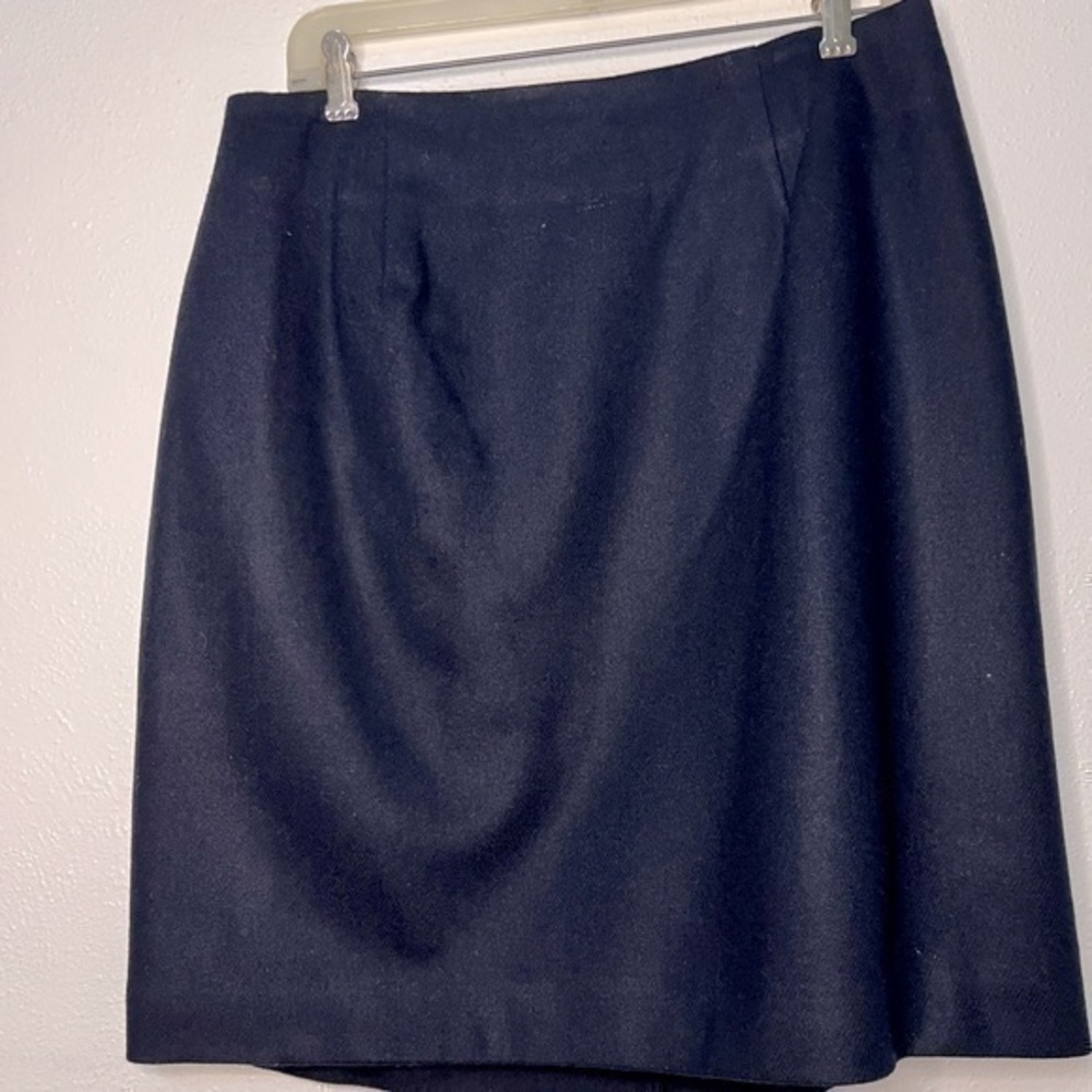 Requirements navy, fully-lined skirt w/back zipper and 5” kick pleat. Sz 16. EUC